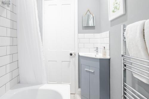 Bathroom, Glengate - Traditional home in Kirriemuir in Kirriemuir Bathroom, Glengate - Traditional home in Kirriemuir in Kirriemuir