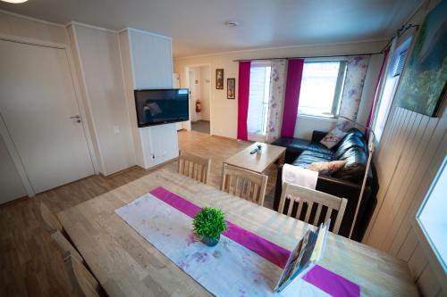 Közös társalgó / TV, Førde Gjestehus og Camping in Forde Közös társalgó / TV, Førde Gjestehus og Camping in Forde