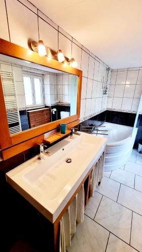 Bathroom, Maison de 3 chambres avec terrasse et wifi a Saint Michel sur Orge in Saint-Michel-sur-Orge Bathroom, Maison de 3 chambres avec terrasse et wifi a Saint Michel sur Orge in Saint-Michel-sur-Orge