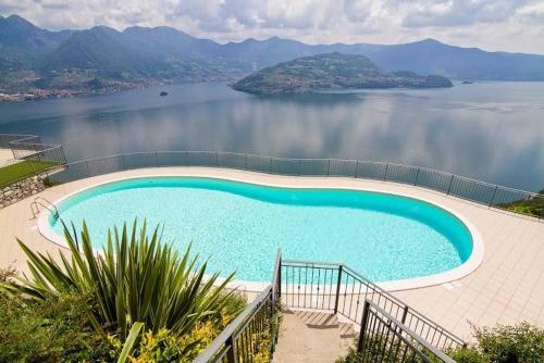 Piscina, Residence Sirene alloggio Paola con vista lago e piscina comune in Parzanica Piscina, Residence Sirene alloggio Paola con vista lago e piscina comune in Parzanica