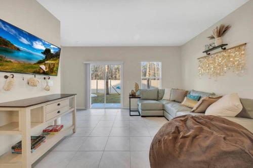Hotellihuone, Brand New Home w Cozy Patio, Near Beach, Fun Games in World Golf Hotellihuone, Brand New Home w Cozy Patio, Near Beach, Fun Games in World Golf