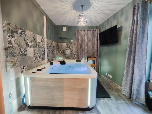 Hot tub, Jacuzzi privatif - Suite Amazonie - 1 ou 2 chambres in Chaumes-en-Brie Hot tub, Jacuzzi privatif - Suite Amazonie - 1 ou 2 chambres in Chaumes-en-Brie