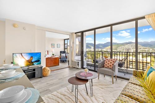 Mountain View, Close to Waikiki Beach with Parking