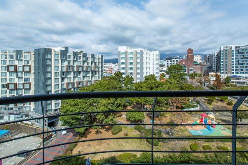Balkon/terasa, Hotel Bridge Seogwipo near LeeJoongSeop Art Museum Balkon/terasa, Hotel Bridge Seogwipo near LeeJoongSeop Art Museum