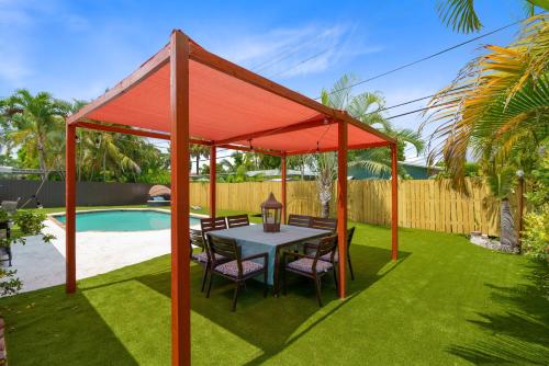 CASA AZUL- Heated Pool- privacy/fully fenced in Wilton Manors CASA AZUL- Heated Pool- privacy/fully fenced in Wilton Manors