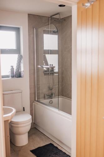 Bathroom, The Lodge at Beacon Fell - Hot tub rural escape in Goosnargh Bathroom, The Lodge at Beacon Fell - Hot tub rural escape in Goosnargh