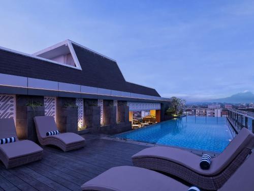 Swimming pool, Royal Malioboro by ASTON near Bakpia Pathuk 25 Swimming pool, Royal Malioboro by ASTON near Bakpia Pathuk 25