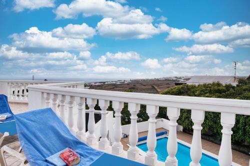 beranda/teres, Casa El Paraiso - Private Pool, Jacuzzi, Air-con and BBQ By Lanzarote Vacation Homes in Tías beranda/teres, Casa El Paraiso - Private Pool, Jacuzzi, Air-con and BBQ By Lanzarote Vacation Homes in Tías