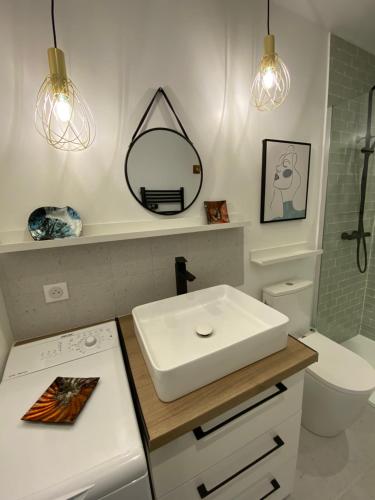 Bathroom, Appartement standing 2 pieces tout equipe avec jardin et parking prive in Auteuil (Ile-de-France) Bathroom, Appartement standing 2 pieces tout equipe avec jardin et parking prive in Auteuil (Ile-de-France)