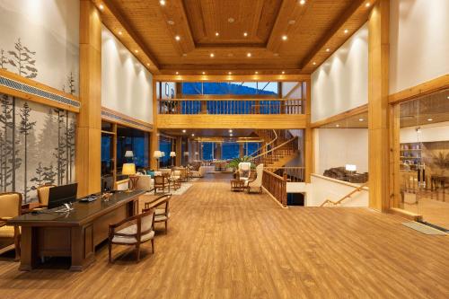לובי, Baragarh Resort & Spa, Manali - IHCL SeleQtions in מנאלי לובי, Baragarh Resort & Spa, Manali - IHCL SeleQtions in מנאלי