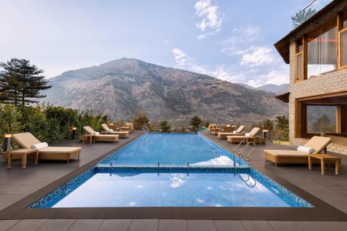 בריכת שחיה, Baragarh Resort & Spa, Manali - IHCL SeleQtions in מנאלי בריכת שחיה, Baragarh Resort & Spa, Manali - IHCL SeleQtions in מנאלי