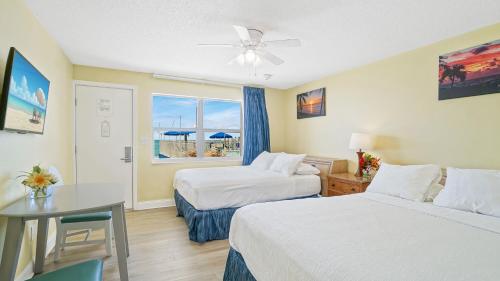 Guestroom, Glunz Ocean Beach Hotel and Resort in Marathon (FL) Guestroom, Glunz Ocean Beach Hotel and Resort in Marathon (FL)