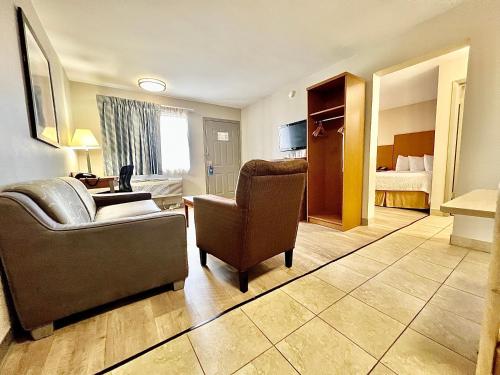 Days Inn & Suites by Wyndham Arlington Near Six Flags in Arlington Days Inn & Suites by Wyndham Arlington Near Six Flags in Arlington