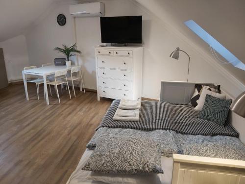 Bed, Kedves Apartman in Szigeti Kulvaros Bed, Kedves Apartman in Szigeti Kulvaros