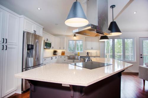 Konyha, Mountain House in the Heart of Haliburton, Mins to Lake in Haliburton Konyha, Mountain House in the Heart of Haliburton, Mins to Lake in Haliburton