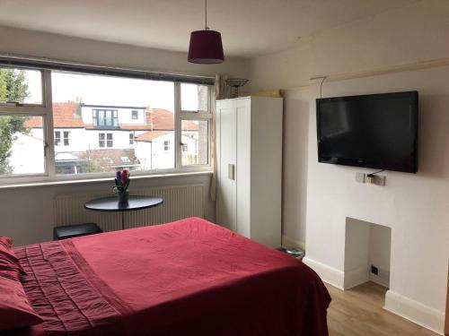 Habitació, large bedroom in a quiet house in Westbury on Trym Habitació, large bedroom in a quiet house in Westbury on Trym