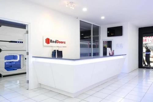 Lobby, RedDoorz Hostel near Taman Puring in Pondok Indah Lobby, RedDoorz Hostel near Taman Puring in Pondok Indah