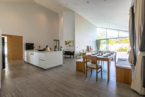 Large Private Pool Villa with 7 Bedrooms (7B) near Baan Sillapin Artists Village Large Private Pool Villa with 7 Bedrooms (7B) near Baan Sillapin Artists Village