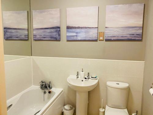 حمام, Stunning Sea Views, luxury apartment beaches & restaurants are a short walk away in Newquay Tretherras حمام, Stunning Sea Views, luxury apartment beaches & restaurants are a short walk away in Newquay Tretherras