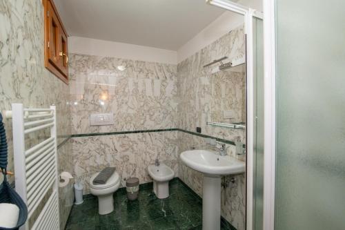 Bagno, Villa Rina Deluxe and Cottage in Porto Ceresio Bagno, Villa Rina Deluxe and Cottage in Porto Ceresio