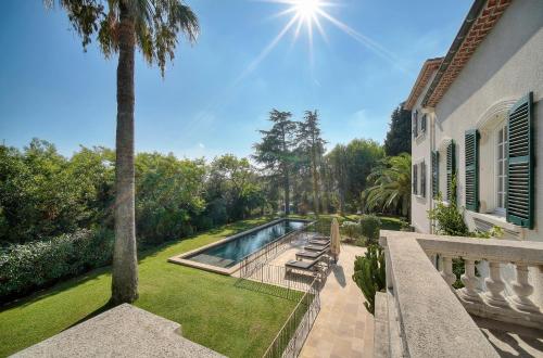 Swimming pool, LE BEAUVERT Belle Epoque luxury villa of 500 m2 with pool in Maure Swimming pool, LE BEAUVERT Belle Epoque luxury villa of 500 m2 with pool in Maure