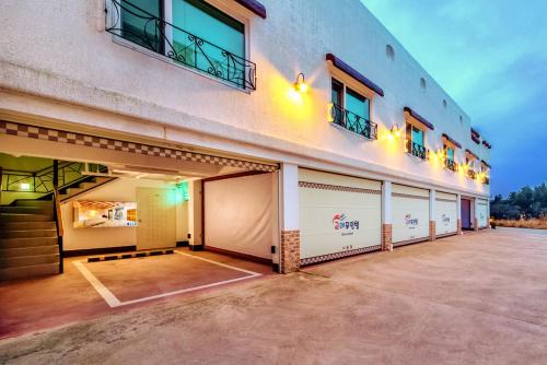 Gyorae Drive-in Motel near Sangumburi Crater Gyorae Drive-in Motel near Sangumburi Crater