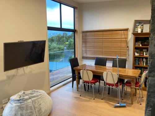 Commanding Harbour views exquisite sunset vista in Company Bay Commanding Harbour views exquisite sunset vista in Company Bay