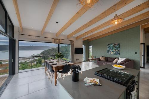 Knysna Lagoon Views in Style with Solar Backup in Knysna Csúcs Knysna Lagoon Views in Style with Solar Backup in Knysna Csúcs