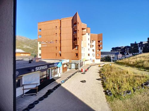 Studio Les Menuires, 1 pièce, 4 personnes - FR-1-178-346 (Studio 4 pers, pied des pistes - Residence Carlines I, Les Menuires, quartier anime des Bruyeres - F) in Les Bruyeres Studio Les Menuires, 1 pièce, 4 personnes - FR-1-178-346 (Studio 4 pers, pied des pistes - Residence Carlines I, Les Menuires, quartier anime des Bruyeres - F) in Les Bruyeres