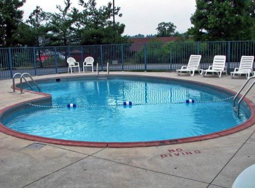 Swimming pool, Rodeway Inn in Altoona (PA) Swimming pool, Rodeway Inn in Altoona (PA)