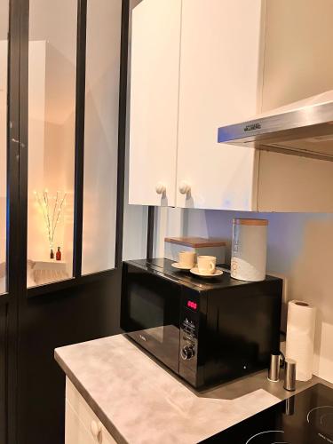 Kitchen, Modern SPA - Cosy & Chic - JACCUZI in Yerres Kitchen, Modern SPA - Cosy & Chic - JACCUZI in Yerres