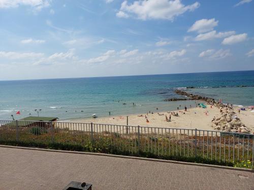شاطئ, Blue Laggon, sea front, 3BR 2BA in بات يام شاطئ, Blue Laggon, sea front, 3BR 2BA in بات يام