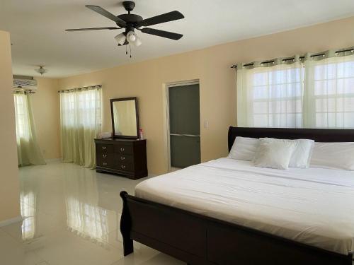 Cactus 1 BDRM-1bath-WiFi-FreeParking-Sleeps3-SunDeck-HotTub-CentrallyLocated in Providenciales Cactus 1 BDRM-1bath-WiFi-FreeParking-Sleeps3-SunDeck-HotTub-CentrallyLocated in Providenciales