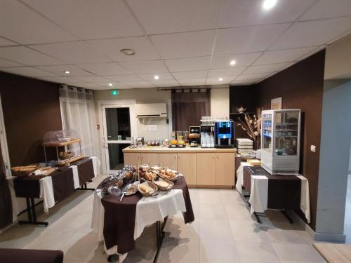 Comida y bebida, Hotel Le Cosy Blois Villebarou in Blois City Center Comida y bebida, Hotel Le Cosy Blois Villebarou in Blois City Center