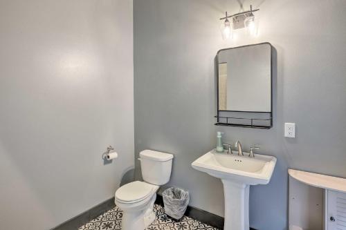 Ванная комната, Cherokee Vacation Rental - On Main Street! in Чероки (Айова) Ванная комната, Cherokee Vacation Rental - On Main Street! in Чероки (Айова)