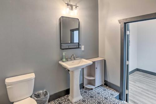 Ванная комната, Cherokee Vacation Rental - On Main Street! in Чероки (Айова) Ванная комната, Cherokee Vacation Rental - On Main Street! in Чероки (Айова)