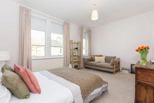 Newly renovated large 4/5 bedroom Victorian terrace house with garden. in Greater London North Newly renovated large 4/5 bedroom Victorian terrace house with garden. in Greater London North