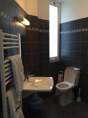 Bathroom, Hotel Moderne in Maisons-Alfort Bathroom, Hotel Moderne in Maisons-Alfort