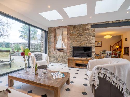 Holiday Home Le Gros chêne by Interhome (Holiday Home Le Gros chene by Interhome) in Λα Γκουεσνιέρ Holiday Home Le Gros chêne by Interhome (Holiday Home Le Gros chene by Interhome) in Λα Γκουεσνιέρ