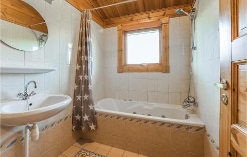 Bathroom, Beautiful caravan in Markelo with WiFi and 3 Bedrooms in Hof van Twente Bathroom, Beautiful caravan in Markelo with WiFi and 3 Bedrooms in Hof van Twente