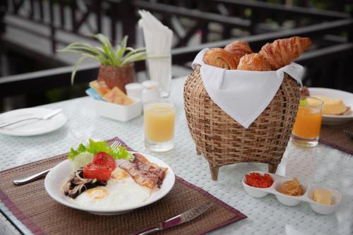Food and beverages, Parasol Blanc Hotel in Phu Vao / Phu Meo Food and beverages, Parasol Blanc Hotel in Phu Vao / Phu Meo