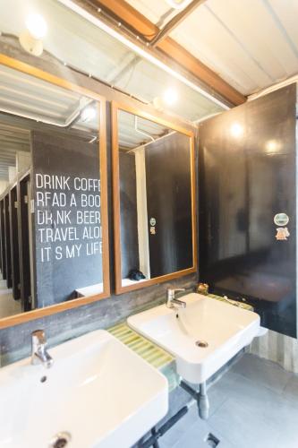 Bathroom, The Yard Hostel Bangkok in Chatuchak Bathroom, The Yard Hostel Bangkok in Chatuchak