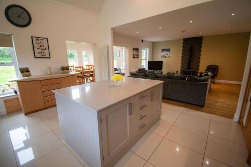 Kilskeery Lodge, modern country house with hot tub in Irvinestown Kilskeery Lodge, modern country house with hot tub in Irvinestown