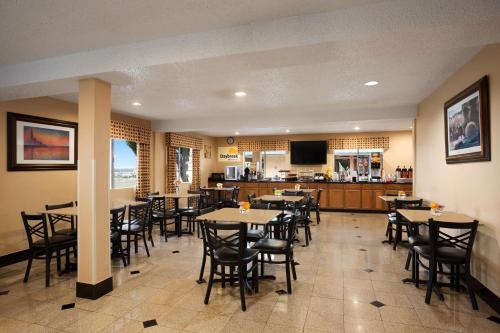 Food and beverages, Days Inn by Wyndham Dallas Irving Market Center in Dallas (TX) Food and beverages, Days Inn by Wyndham Dallas Irving Market Center in Dallas (TX)
