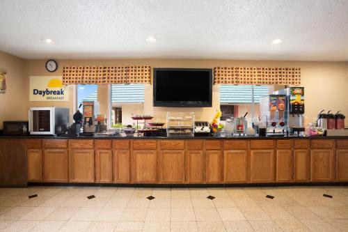 Food and beverages, Days Inn by Wyndham Dallas Irving Market Center in Dallas (TX) Food and beverages, Days Inn by Wyndham Dallas Irving Market Center in Dallas (TX)