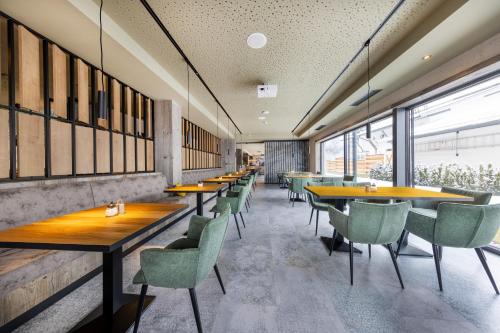 Храна и напитки, PEOPLE'S Hotel in Капрун Храна и напитки, PEOPLE'S Hotel in Капрун