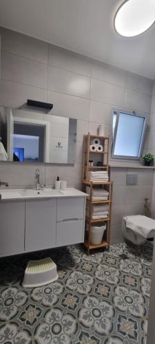 ห้องน้ำ, כחול ולבן in มาอายันบารุช ห้องน้ำ, כחול ולבן in มาอายันบารุช