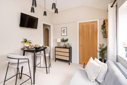 Adorable 1-bed place with private garden and parking in Brislington East Adorable 1-bed place with private garden and parking in Brislington East