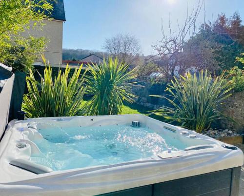 Tranquil Victorian Villa with Hot Tub & Sauna in كلوين باى Tranquil Victorian Villa with Hot Tub & Sauna in كلوين باى