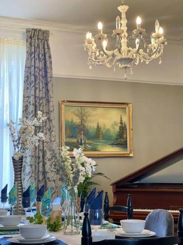 Tranquil Victorian Villa with Hot Tub & Sauna in كلوين باى Tranquil Victorian Villa with Hot Tub & Sauna in كلوين باى